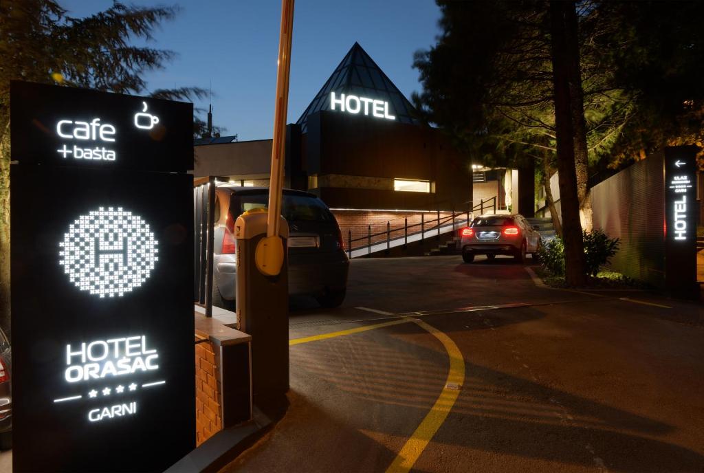 Certifikát, hodnocení, plakát nebo jiný dokument vystavený v ubytování Hotel Orasac Garni