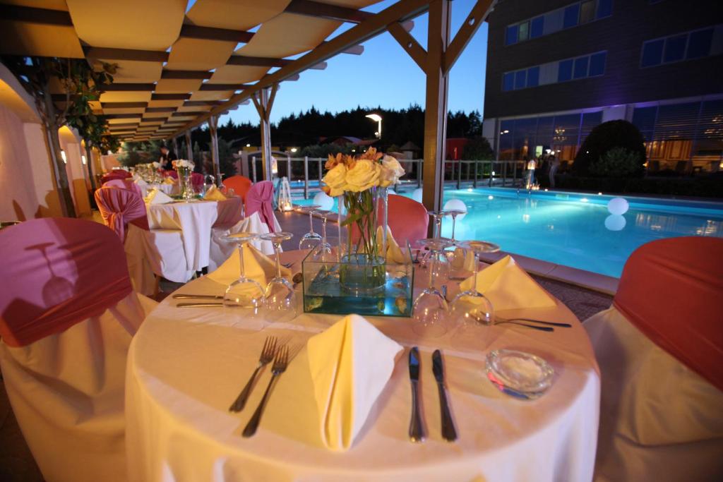 Bazén v ubytování Ramada Plaza by Wyndham Gevgelija nebo v jeho okolí