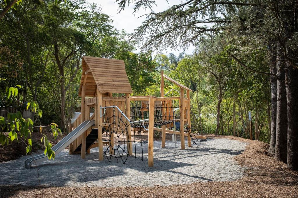 - une aire de jeux en bois avec toboggan dans un parc dans l'établissement Citykamp d'Aix-en-Provence, à Aix-en-Provence