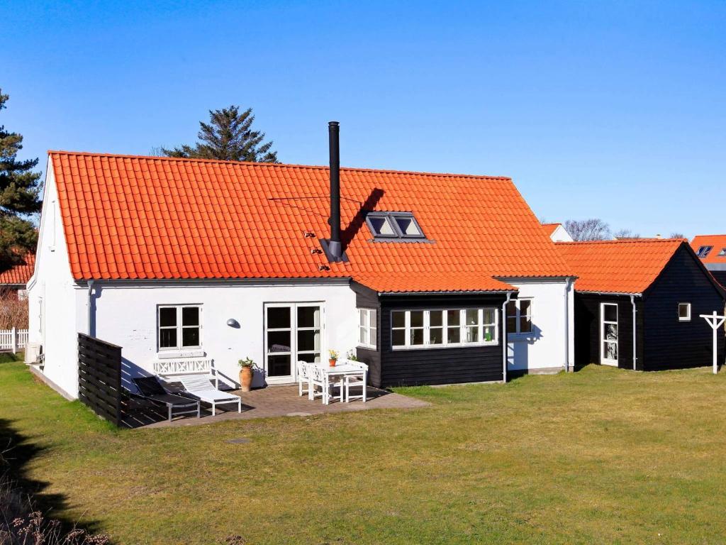 ein orangefarbenes überdachtes Haus mit orangefarbenem Dach in der Unterkunft 6 person holiday home in Hirtshals-By Traum in Hirtshals