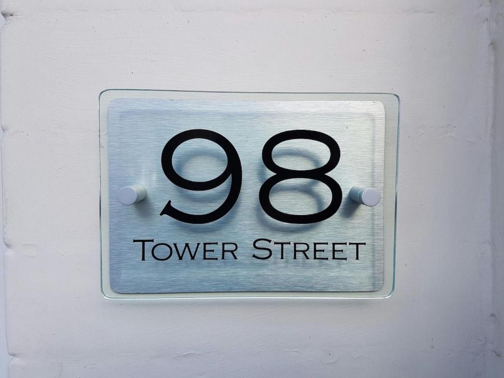 een bord op een muur met de tekst 'Tower Street' bij Tower St Cranes Murals Titanic 3br-6guests in Belfast