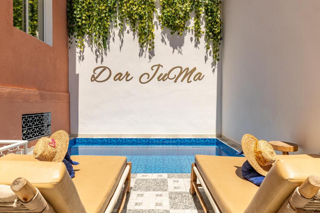 una piscina con sedie e un cartello con la scritta "Day Momma" di Riad Dar JuMa Marrakech Suites & Penthouse avec Jacuzzi, Piscine chauffée & Spa a Marrakech