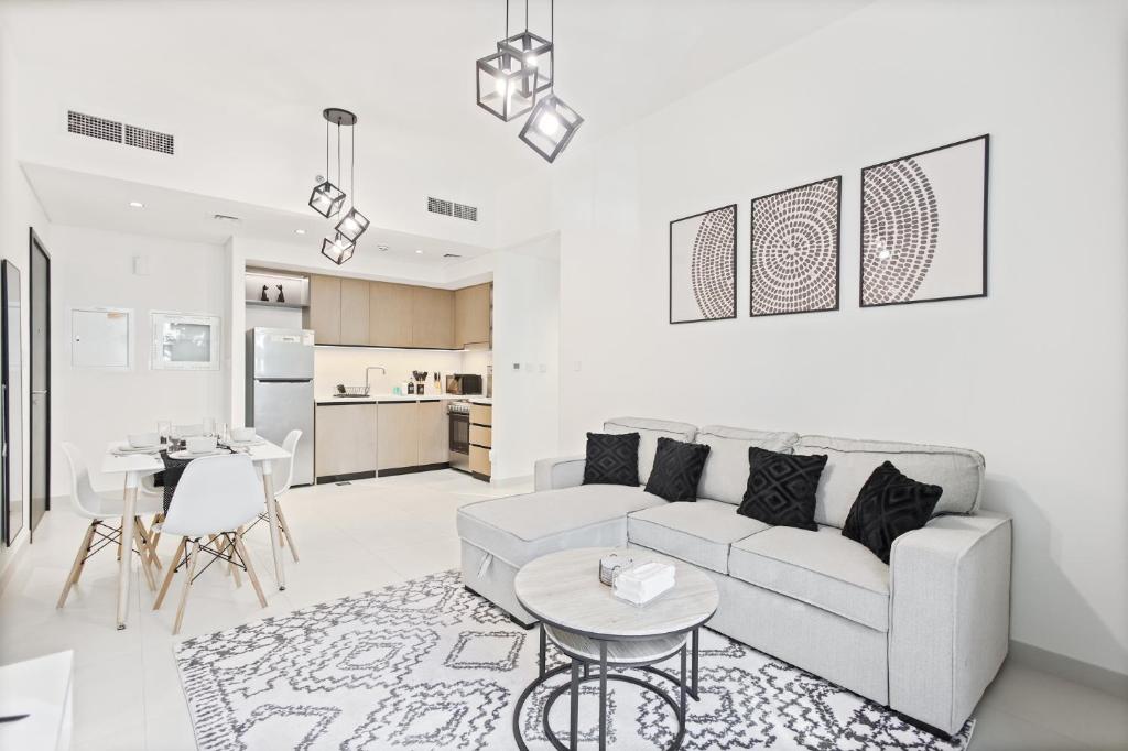 Hotel Downtown Apartments - Burj Crown - 5 Min Walk to Mall, a living room with a couch and a table at Downtown Apartments - Burj Crown - 5 Min Walk to Mall in Dubai