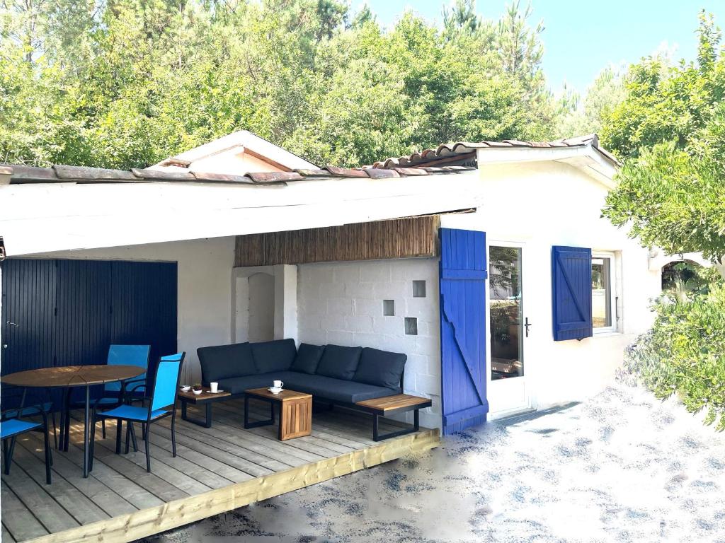 Fotografie z fotogalerie ubytování C'est une maison bleue adossée à la forêt - avec longue durée possible v destinaci Mées