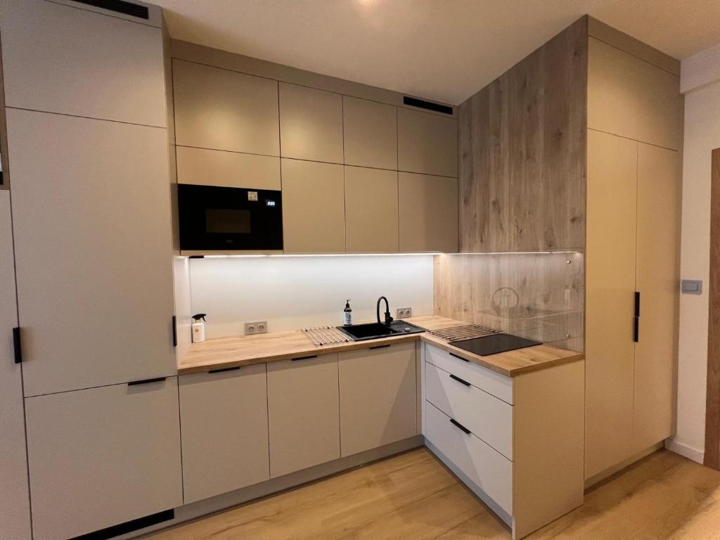 Nhà bếp/bếp nhỏ tại Panorama Level 12 z balkonem