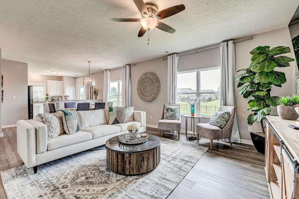 Χώρος καθιστικού στο Luxe Home in the Heart of Westfield Perfect for big family