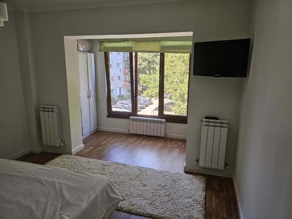 an empty room with a bed and a window at Apartament modern cu 2 camere in Vaslui, zona Cartier in Vaslui