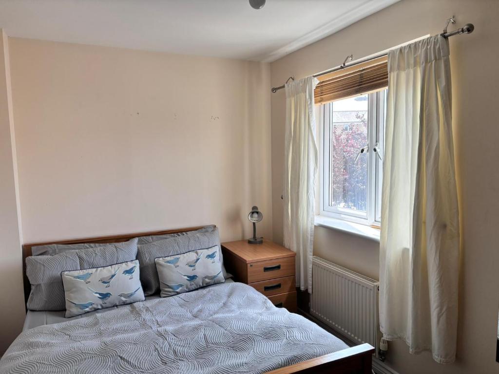 a bedroom with a bed and a window at Cambridge homestay in Milton