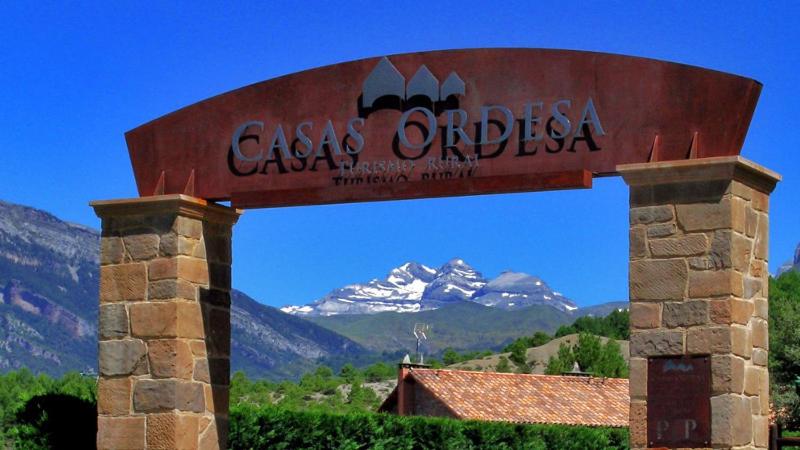 a sign that reads casas orderica with a mountain at Casas Ordesa y Casa Altemir in Belsierre