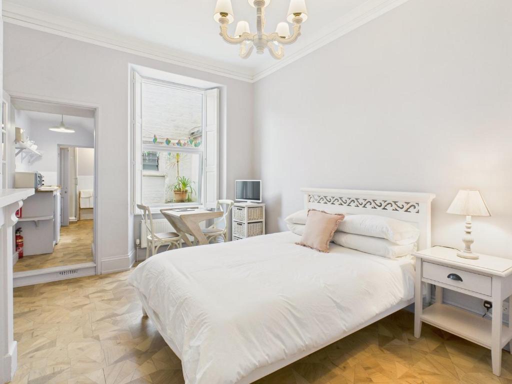 Postel nebo postele na pokoji v ubytování Lavender Lane, Cosy Studio Apartment with Parking, Falmouth