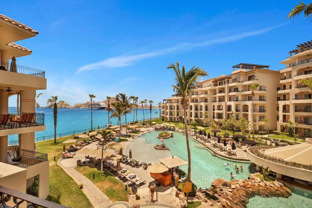 una vista aérea de la piscina del resort en Beachfront Premium Ocean View 5 Star Beach View, en Cabo San Lucas