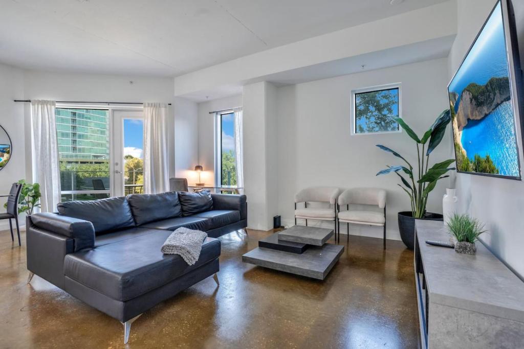 un salon avec un canapé et une table dans l'établissement 3 bedroom Corner Suite, à Orlando