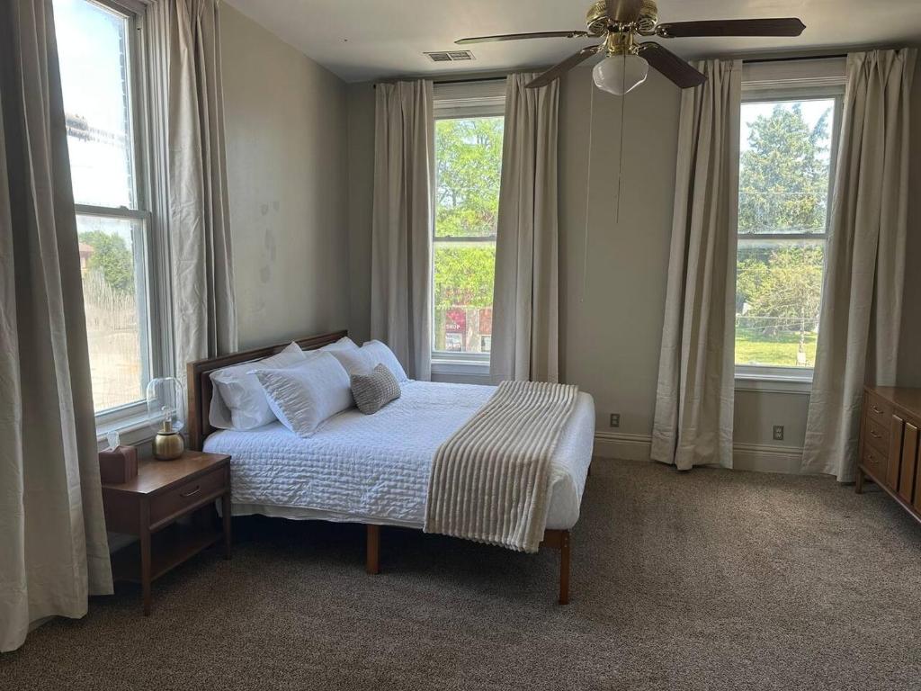 Una cama o camas en una habitación de Boutique Two Bedroom Apartment