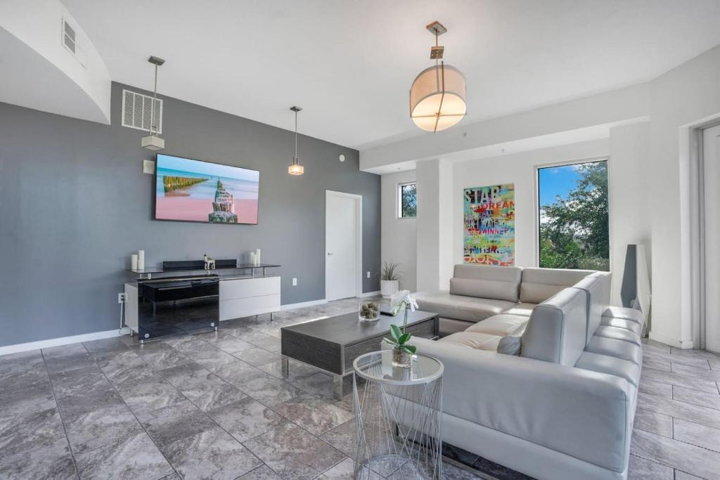 Et tv og/eller underholdning på Large Corner 3 Bdrm Oasis Lake Eola