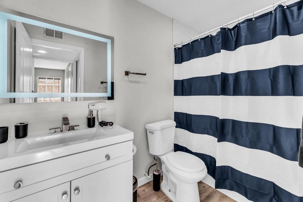 Ένα μπάνιο στο Relaxed 2BR Condo Close to Dining and Entertainment