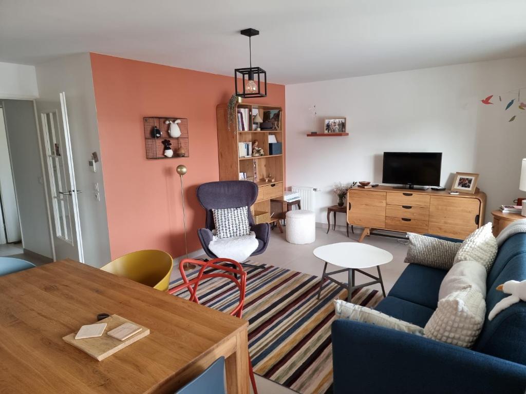 a living room with a couch and a table at Appartement F3 Carolina - Triangle Annecy, Chamonix, Genève in Reignier