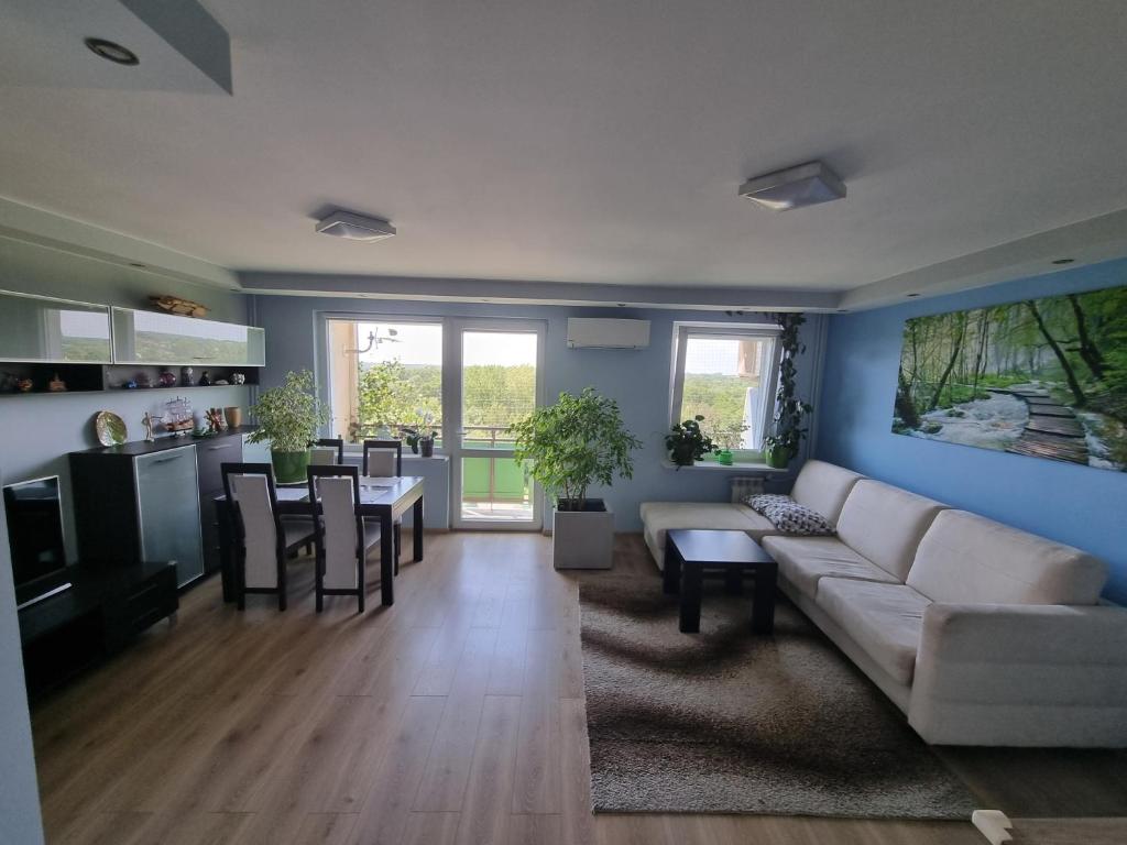 Una sala de estar con un sofá y un comedor. en Apartament Zalew Borki Kosowska Radom, en Radom