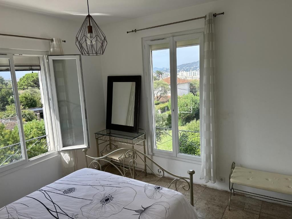 En eller flere senge i et værelse på Bel Appartement Spacieux et lumineux climatisé de 120m2 dans villa avec piscine