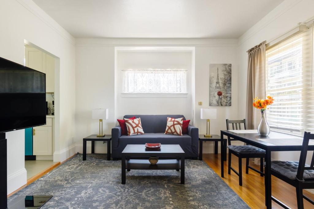 un soggiorno con un divano e un tavolo di 3 Berkeley - 1 Bedroom Apartment, with Laundry a Berkeley