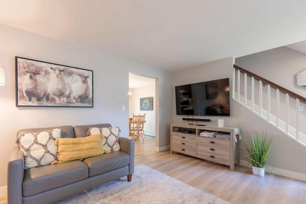 4BR 2BA Dog Friendly 3 Kings Walk to Lambeau في غرين باي: غرفة معيشة مع أريكة ودرج