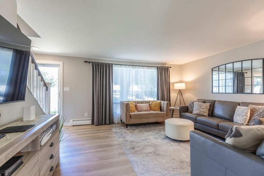 Posezení v ubytování 4BR 2BA Dog Friendly 3 Kings Walk to Lambeau