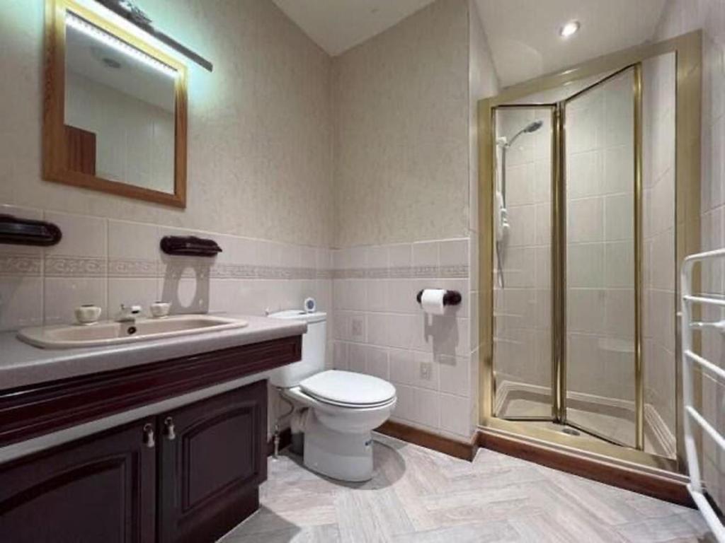 une salle de bains avec douche, toilettes et lavabo dans l'établissement Lakeside Haven Cottage - Great Glen Waterpark, à Spean Bridge