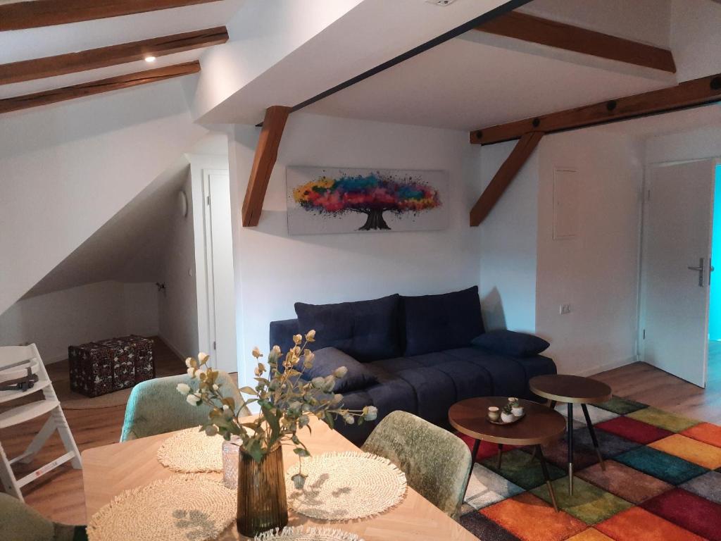 a living room with a blue couch and a table at FeWo A 6 J 22 Michelangelo NETFLIX Fußgängerzone in Eisenach