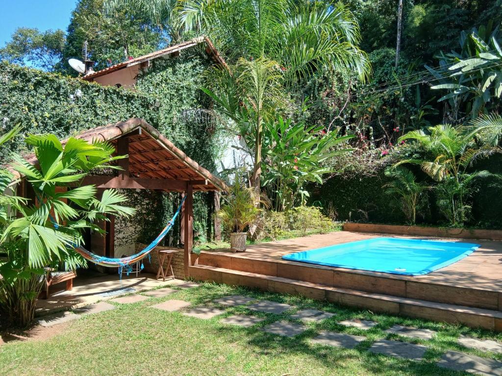 Swimmingpoolen hos eller tæt på Chalé CaZinha de Penedo