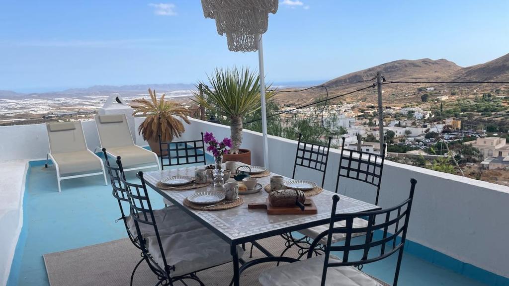 Nespecifikovaný výhled na hory nebo výhled na hory při pohledu z prázdninového domu