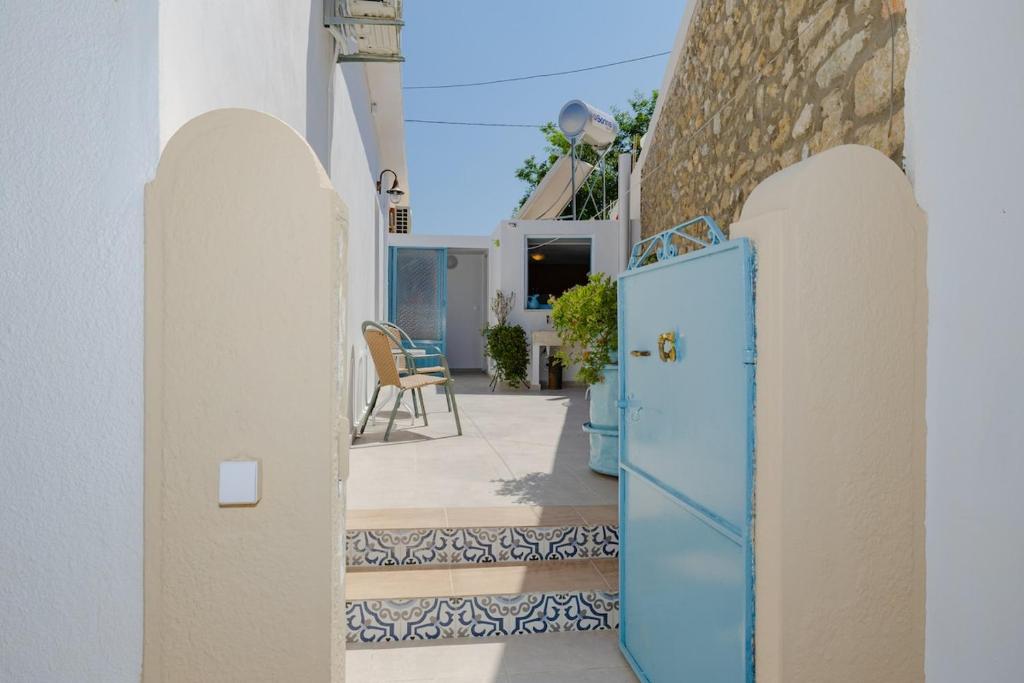 een blauwe deur aan de zijkant van een gebouw bij Statis House in Lardos