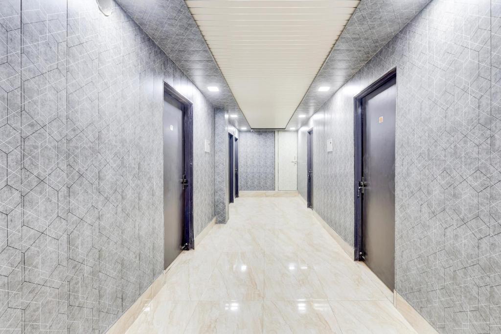 un pasillo de ascensores en un edificio con puertas en Hotel O Grand Heights, en Nueva Delhi
