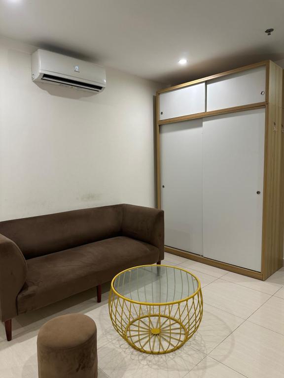 een woonkamer met een bank en een glazen tafel bij Meimei home in Ðặng Xá