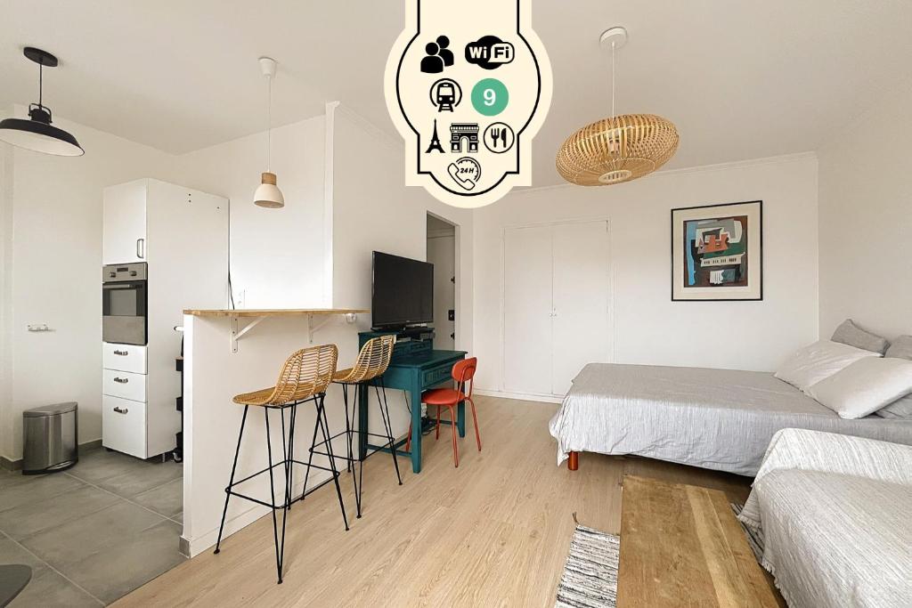 a bedroom with a bed and a desk in a room at Le Balcon de Montreuil in Montreuil