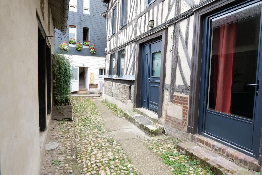 Το κτήριο όπου στεγάζεται  το διαμέρισμα