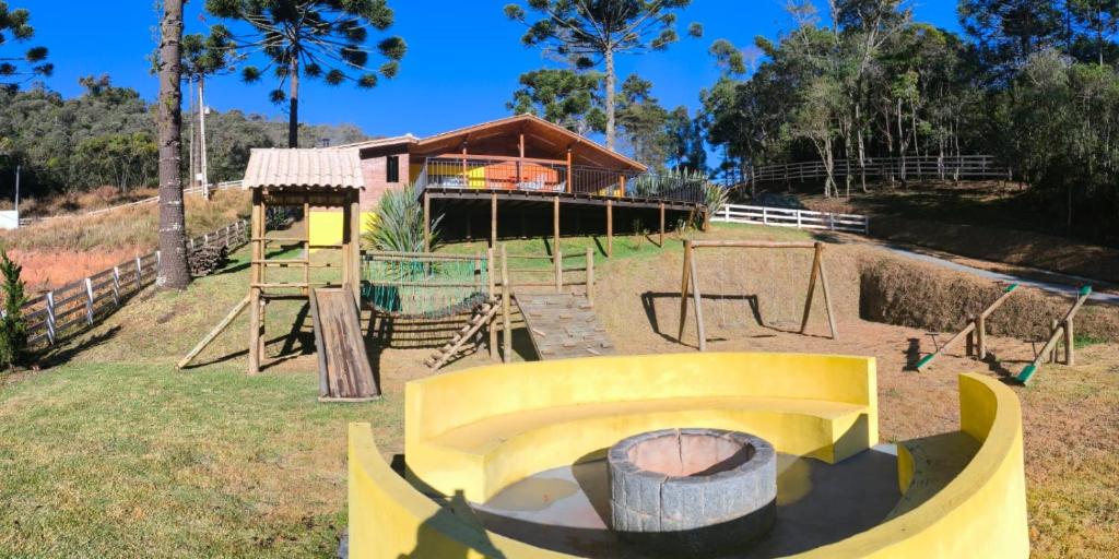 ein Park mit einem Spielplatz mit Rutsche in der Unterkunft Eco Cabana Mantiqueira in Queimada