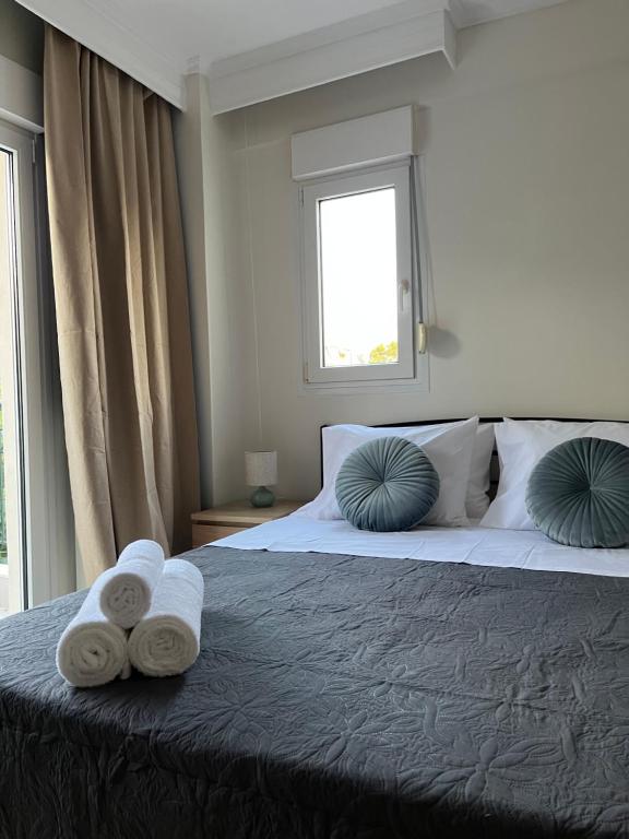 En eller flere senge i et værelse på Odyssey Mare Steps from the Sea