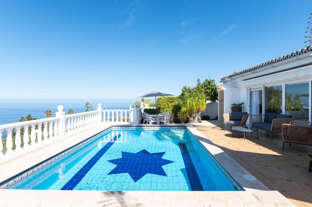 Puntillo del SolにあるProfithome- I love Puntillo del Solの星付きのスイミングプール