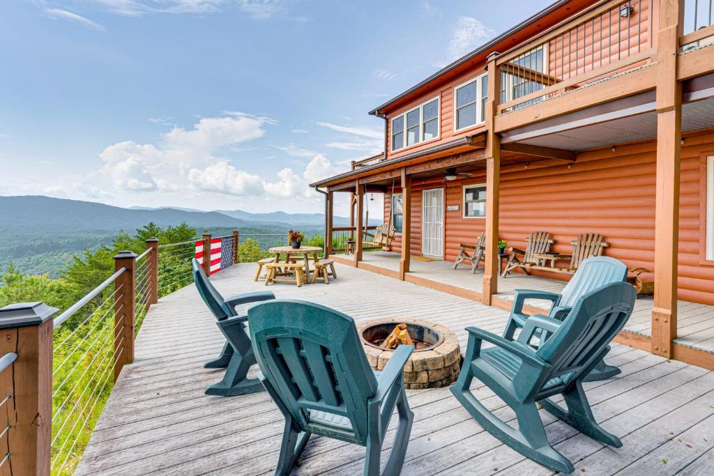 una terraza con sillas y una hoguera en Mtn-View Cabin Deck and Pets Welcome in Murphy, en Murphy