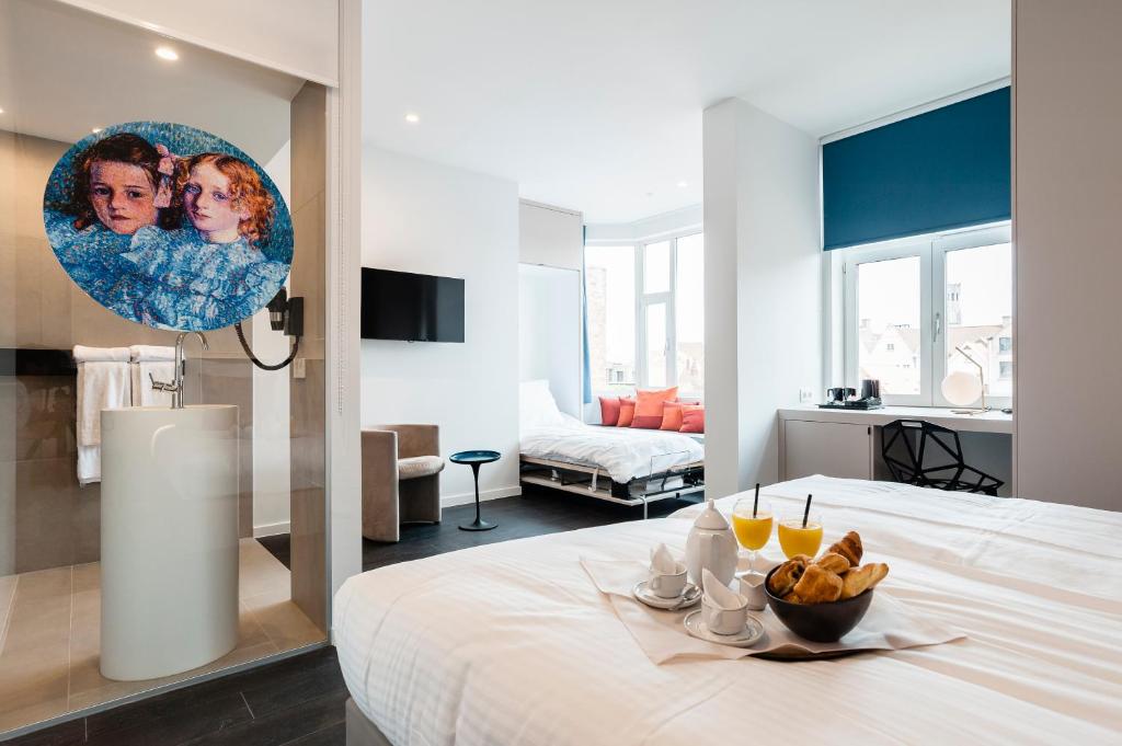 una camera con un letto e un cesto di frutta. di Hotel Portinari a Bruges