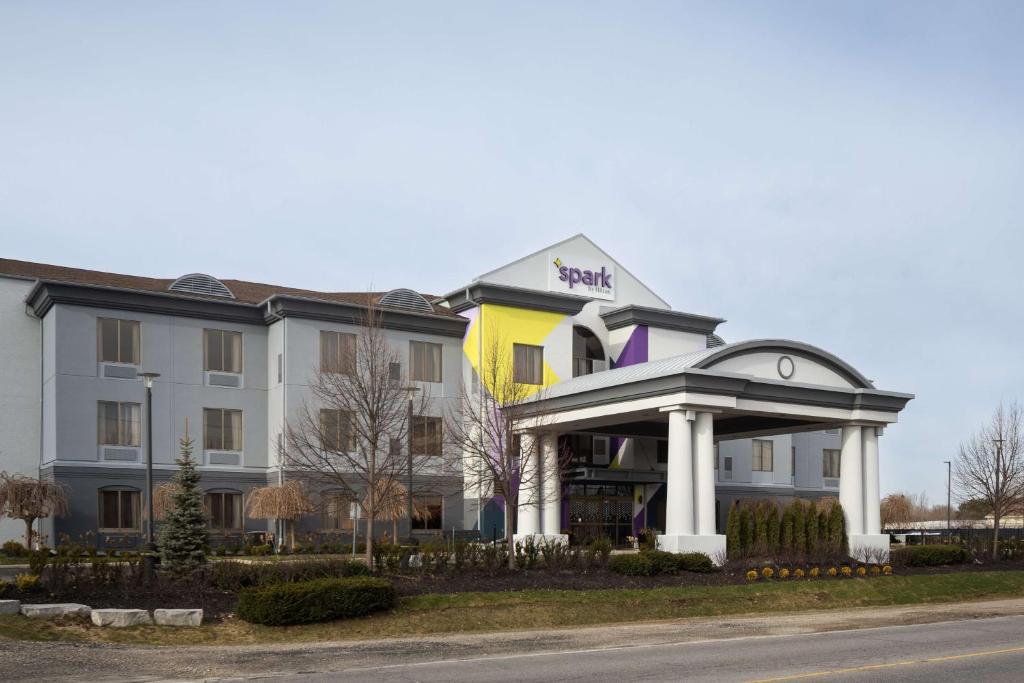 un hotel con un mirador frente a un edificio en Spark By Hilton Guelph, en Guelph