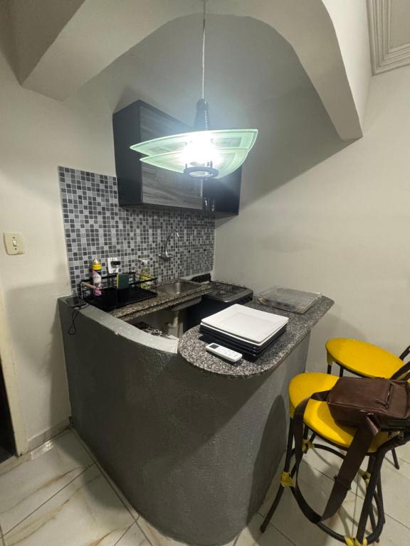 una cocina con encimera y ordenador portátil. en Novo hotel Maracaípe, en Porto de Galinhas