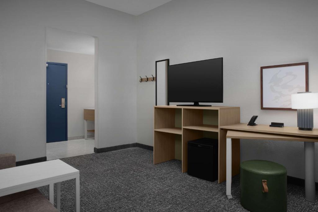 Spark by Hilton Miami Doral - King Suite