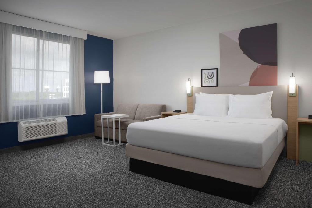Spark by Hilton Miami Doral - King Room With Sofa Bed - Non-Smoking