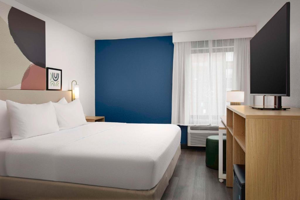 Spark by Hilton Atlanta Cumberland Ballpark - King Room With Mobility Accessible Tub