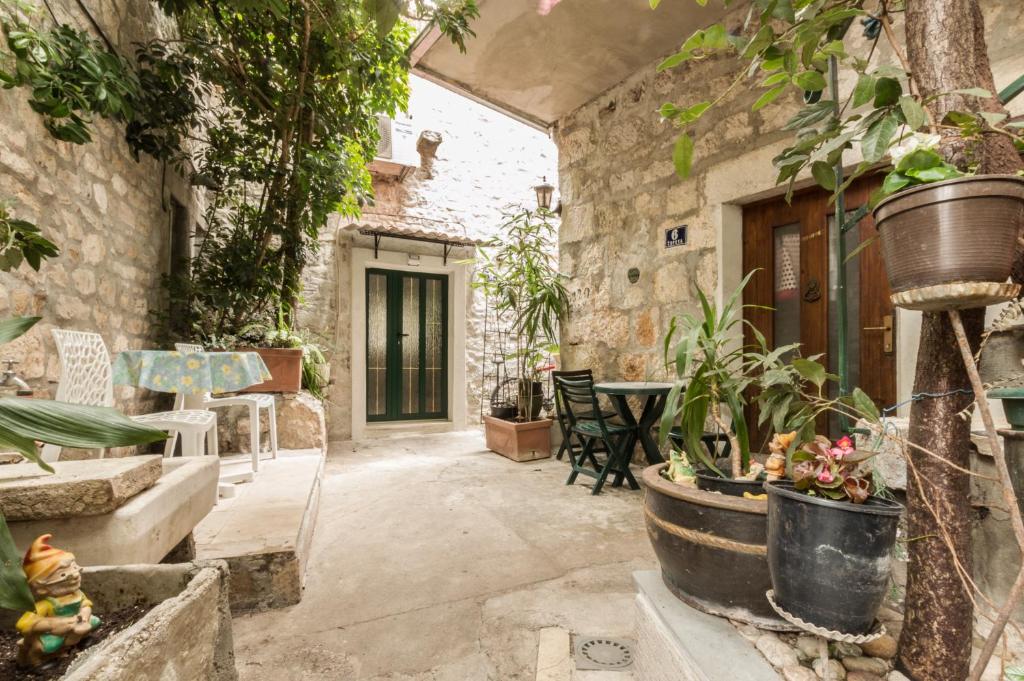 un patio al aire libre con plantas, mesa y sillas en Adriana Downtown Guesthouse, en Split