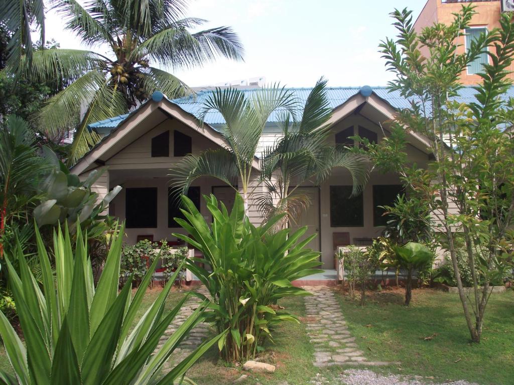 dom z palmami przed nim w obiekcie The Krabi Forest Homestay w Aonang Beach
