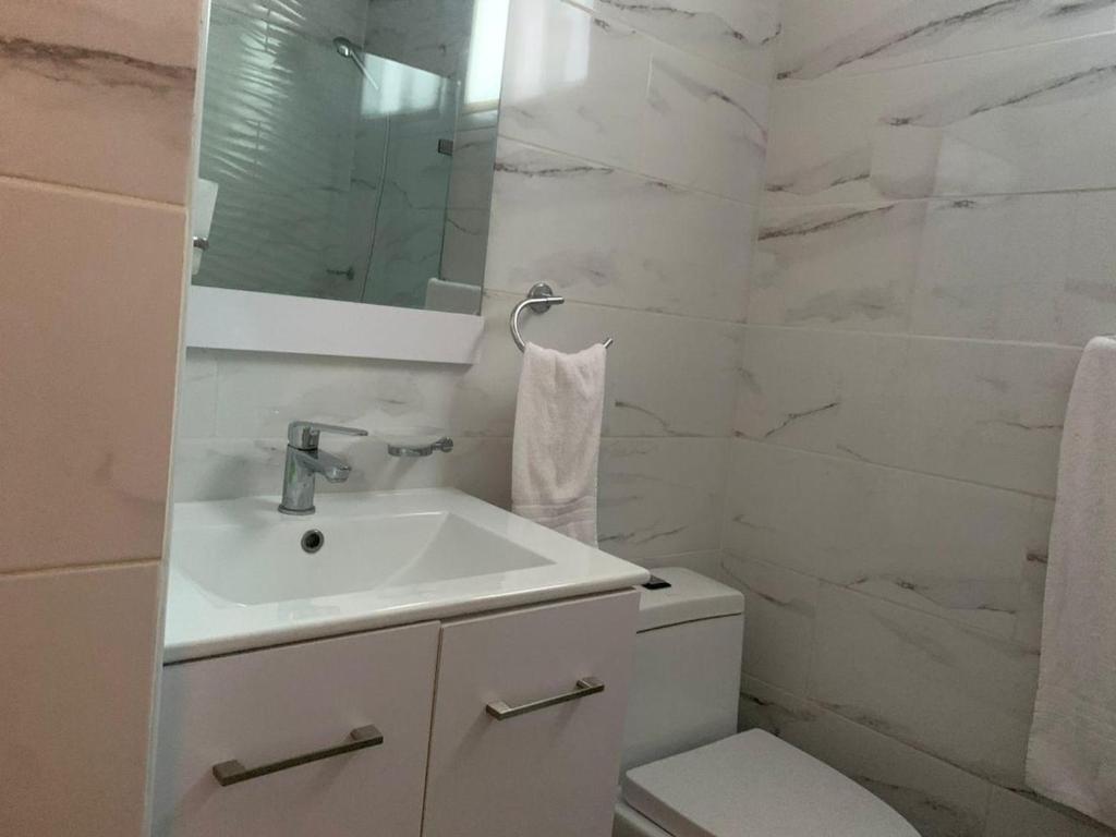 Ένα μπάνιο στο Hermoso alojamiento en Santo Domingo