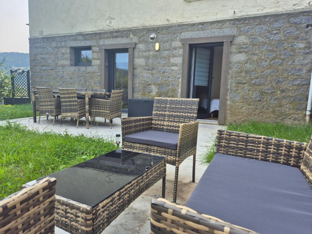 Posezení v ubytování Le Reflet des Sommets - Sauna, jardin et terrasse