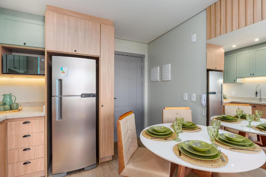 Una cocina o cocineta en Apto no Residencial Aire 1 dorm by Achei Gramado