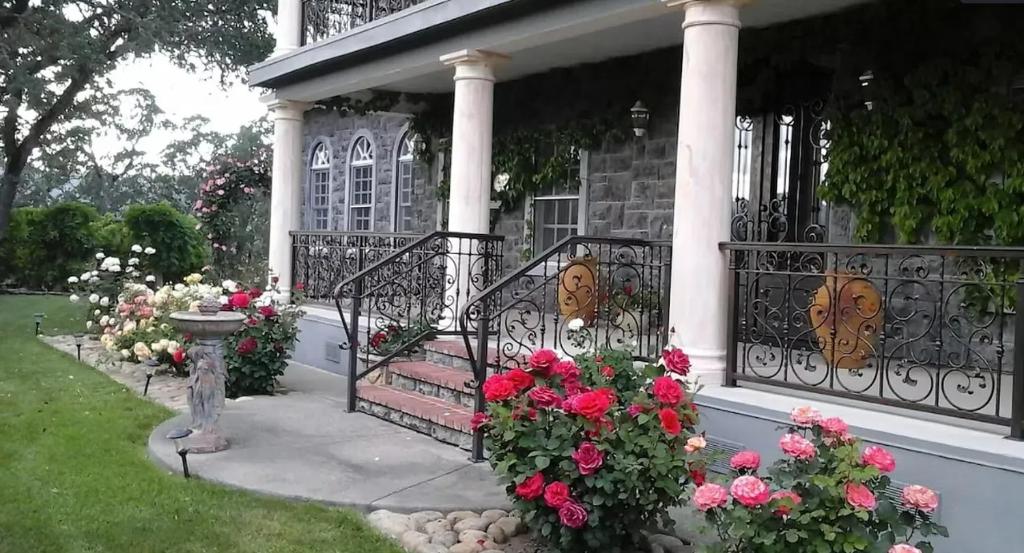 Κήπος έξω από το Villa Montecillo Wine Country Retreat with Pool and Vineyard Views